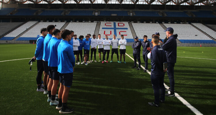 Plantel de Universidad Católica en el remozado Claro Arena