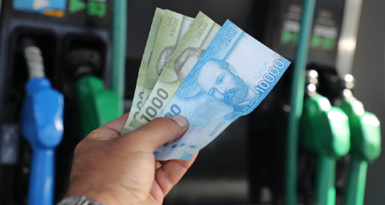 Bencinas bajarán de precio mientras que el diésel subirá $21,4 por litro según Enap