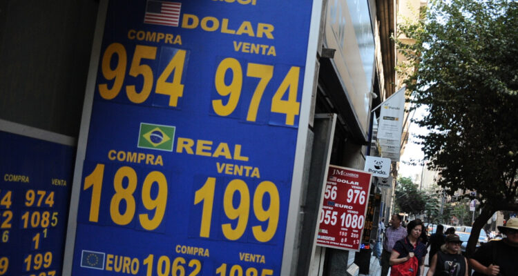 Dólar cae de los $970: próximo IPC podría influir en la evolución de la divisa