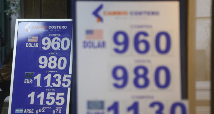 Dólar cae cerca de los $960 tras esperado discurso de Powell en el “cónclave” de banqueros centrales