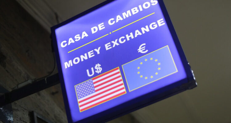 Dólar inicia agosto en rojo tras señales desde EEUU y la subida del Imacec de junio