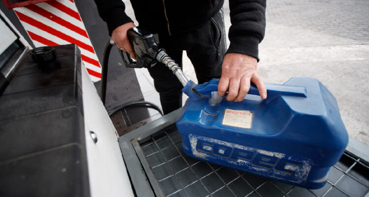 La parafina da un pequeño respiro: solo subirá $2,5 por litro según Enap