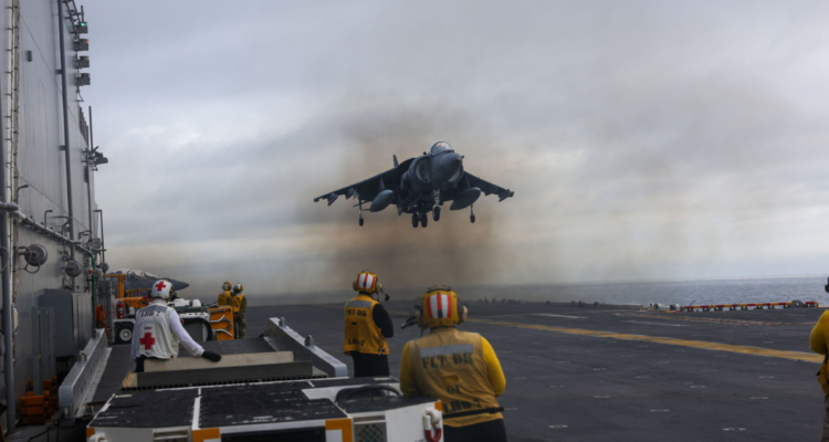 EEUU publica imágenes de ejercicios militares en uno de sus buques que se dirige cerca de Venezuela