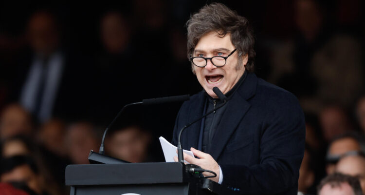 Gobierno de Milei avanza en la privatización de la principal mina de carbón en Argentina