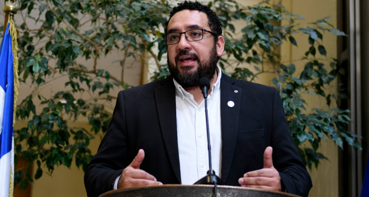 Profesor rociado con bencina en INBA: Cataldo dice que no es la primera vez y pide “respetar la vida”