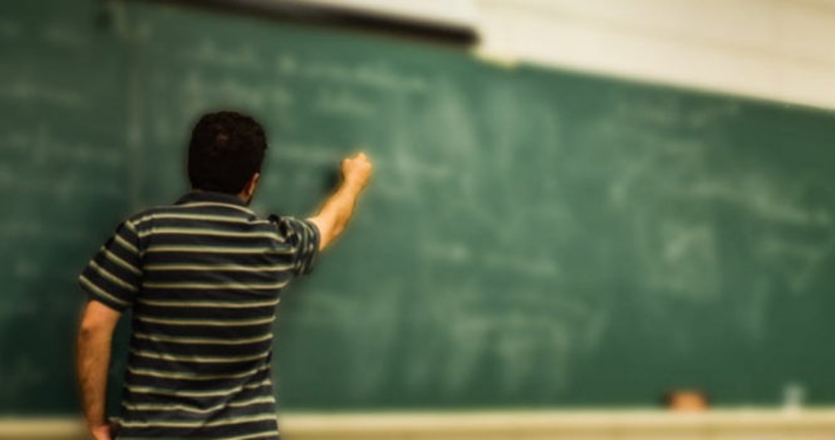 Detienen a profesor acusado de amenazar e insultar a alumnos en San Ramón: acusan consumo de drogas