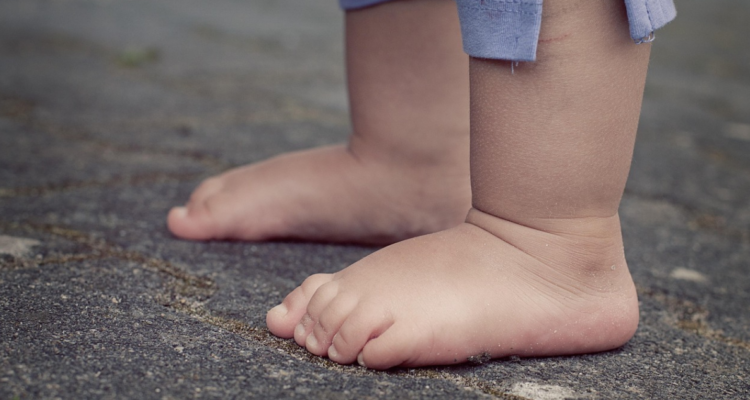 Foto de contexto de niño descalzo para columna sobre pobreza infantil