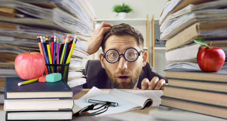 Foto de contexto de profesor agobiado por exceso de trabajo. Para nota ¿Quién quiere ser profe?