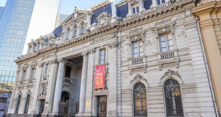 Santiago anuncia restauración de la fachada del edificio de Correos: tendrá nuevo espacio cultural