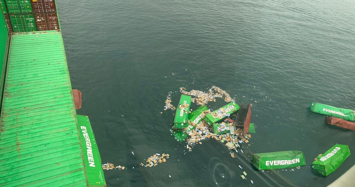 Caída de unos 50 contenedores desde buque taiwanés obliga a cerrar el puerto de Callao en Perú
