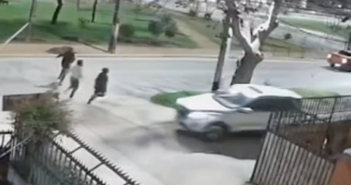 Conductor logra frustrar robo de su auto en Maipú tras intentar atropellar a los ladrones