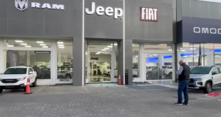 Delincuentes roban al menos 10 vehículos nuevos desde una automotora en Cerrillos