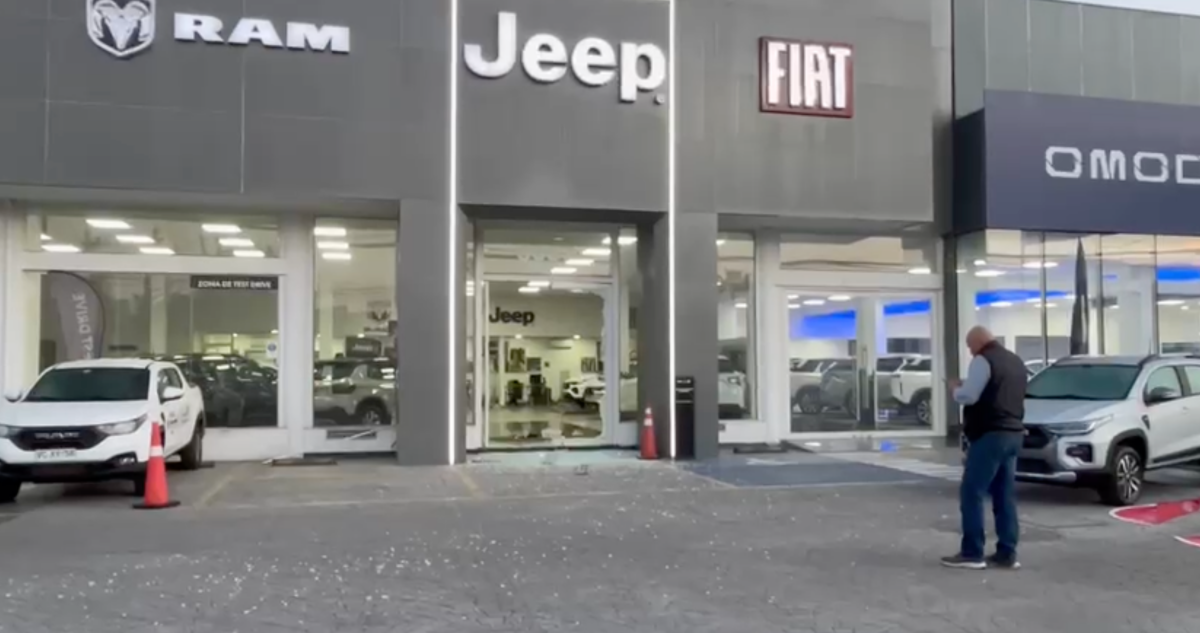Delincuentes roban al menos 10 vehículos nuevos desde una automotora en Cerrillos