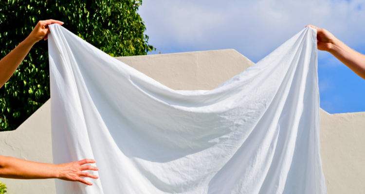 Acumulan más que solo sudor: la guía definitiva para saber cuándo lavar tus sábanas y ropa de cama