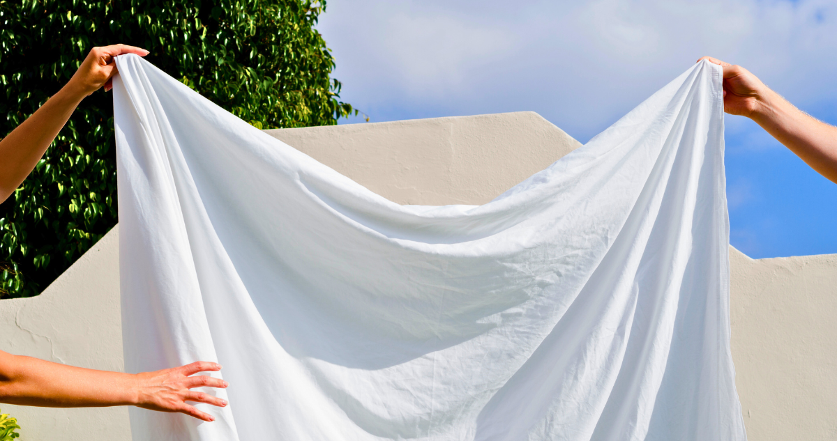 Acumulan más que solo sudor: la guía definitiva para saber cuándo lavar tus sábanas y ropa de cama