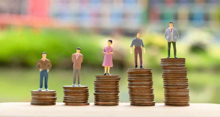 Casi $300 mil de diferencia: así cambia la foto de los sueldos en Chile según el promedio o la mediana