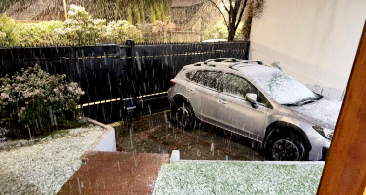 Senapred por sistema frontal en centro-sur del país: 55 mil clientes sin luz, anegamientos y nieve