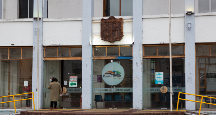 Funcionaria contratada por exjefe de seguridad de Puerto Montt era su hijastra: le pidieron la salida