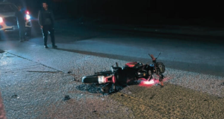 Motociclista muere tras colisionar con vehículo frente a Saltos del Laja: tránsito se mantiene cortado