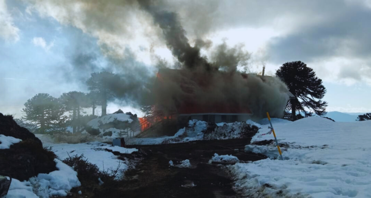 Incendio consume por completo refugio de montaña del Ejército en faldeos del Volcán Llaima