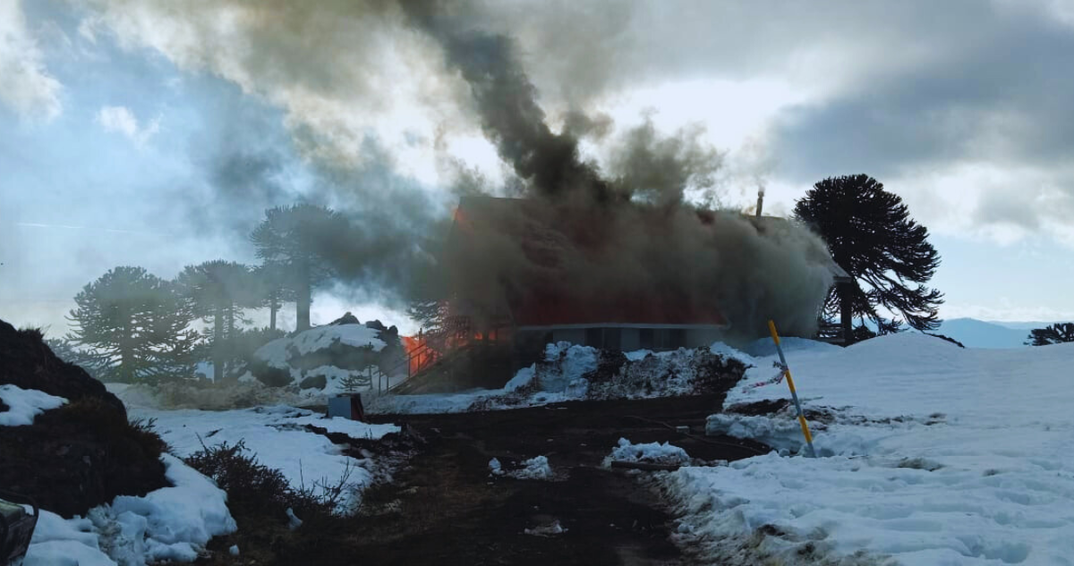 Incendio consume por completo refugio de montaña del Ejército en faldeos del Volcán Llaima