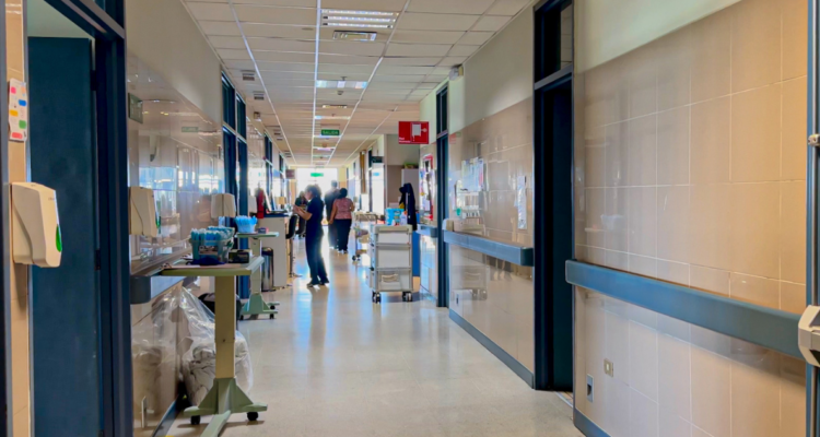 Hombre baleado en la vía pública permanece grave en el Hospital de Los Ángeles