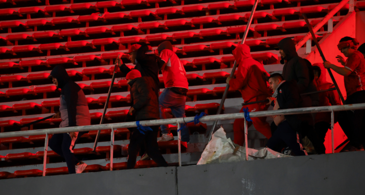La U por violenta jornada en Argentina :” Una cancha no puede ser escenario de las imágenes que vimos”