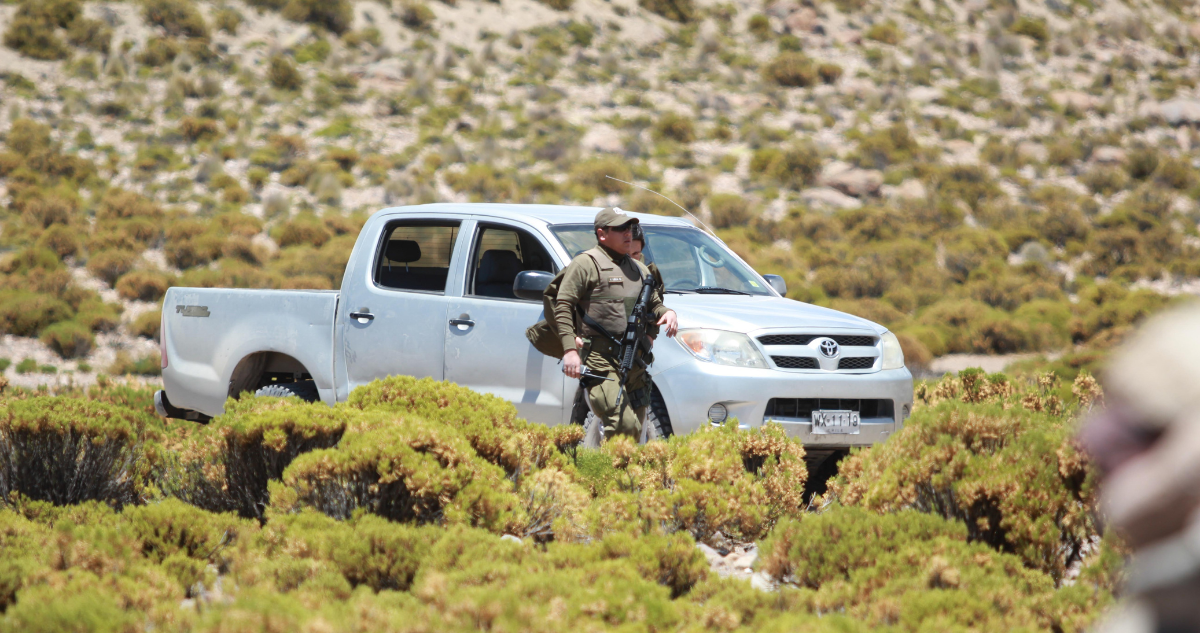 Hombre muere luego que tres autos cayeran por una quebrada en Arica: vehículos tenían encargo por robo