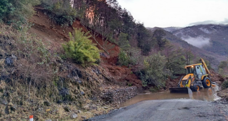 Derrumbe de rocas mantiene cortada ruta Q-61 de la comuna de Santa Bárbara