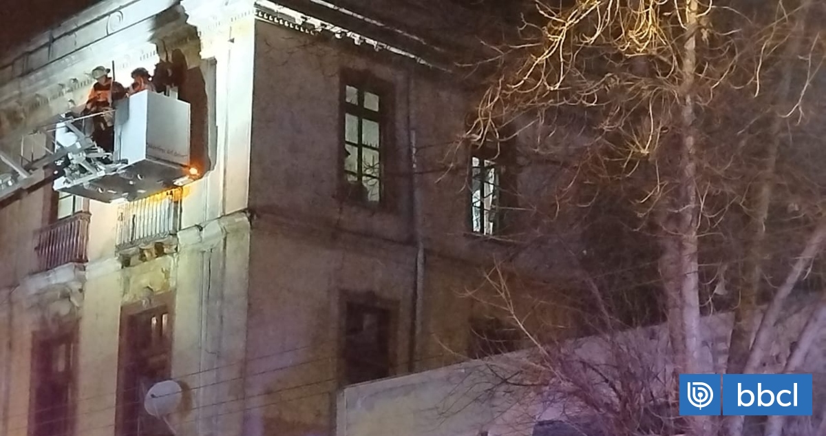 Rescatan a dos adultos mayores por derrumbe parcial de inmueble en el plan de Valparaíso