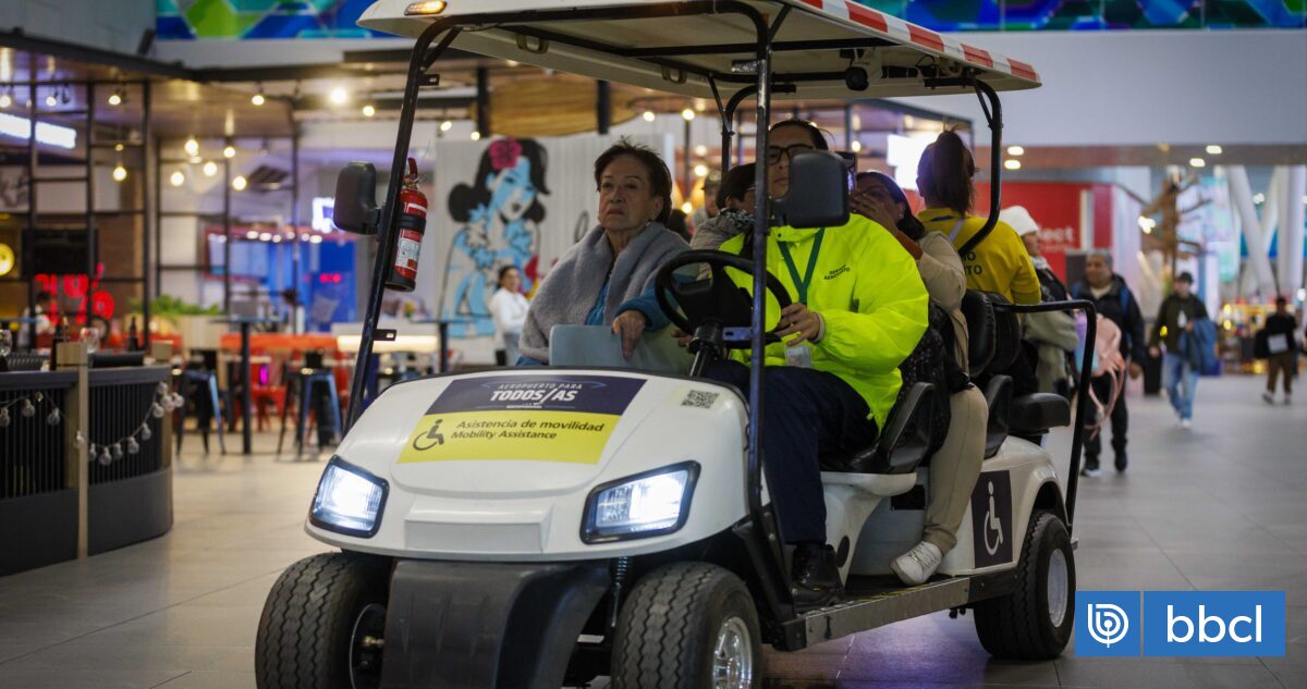 Aeropuerto de Santiago presenta nuevo servicio de asistencia ante críticas por accesibilidad