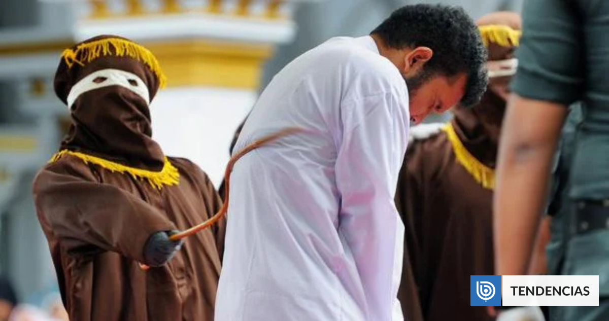 Pareja de hombres recibió 80 azotes en público en Indonesia: mantenían una relación amorosa