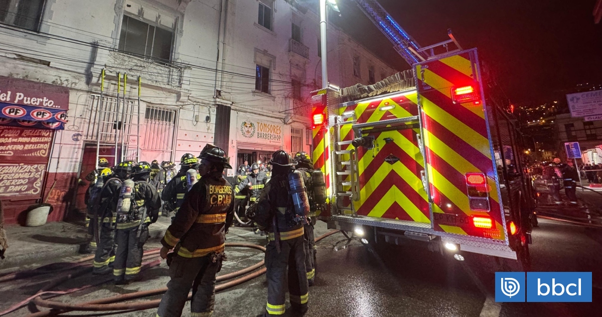 Un incendio afecta a carnicería en pleno centro de Valparaíso