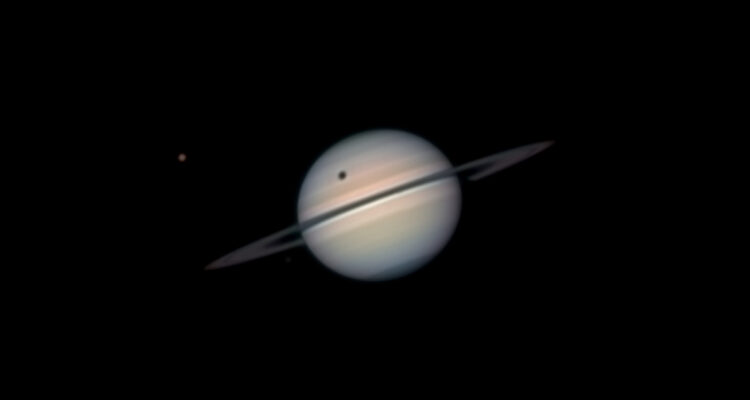 Foto de la sombra de Titán en Saturno
