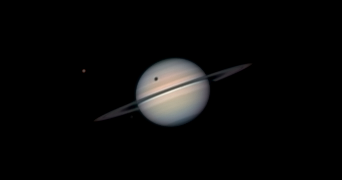 Foto de la sombra de Titán en Saturno