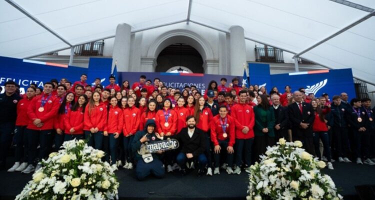Presidente Gabriel Boric recibió al Team Chile en La Moneda: deportistas brillaron en Juegos Panamericanos Junior y Juegos Mundiales