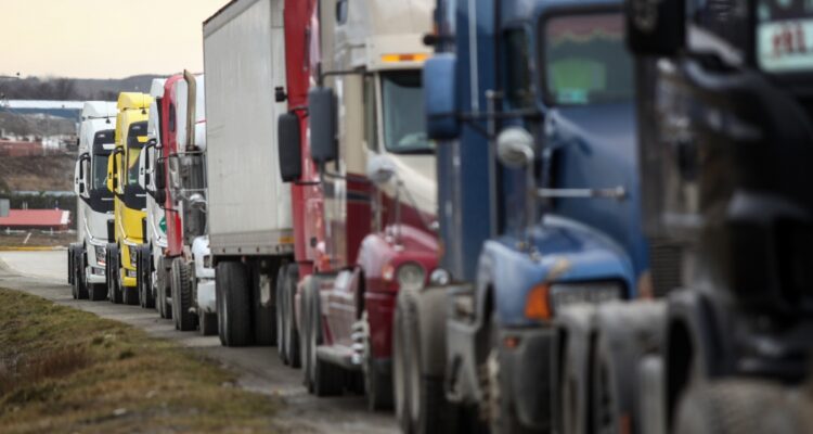 Transportistas viajarán en caravana a La Moneda para pedir habilitación de la Carrera Austral para el paso de camiones y así evitar la circulación por argentina