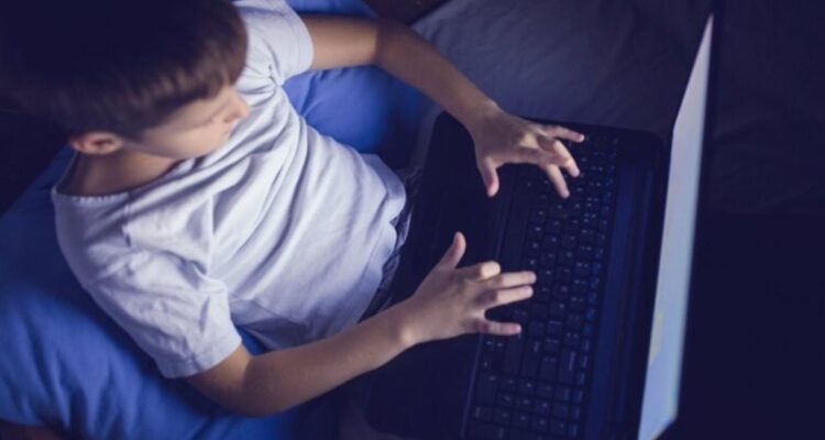 Jóvenes con uso problemático de pornografía podrían tener más ansiedad, depresión y varias adicciones