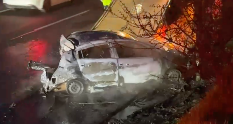 Vehículo termina calcinado tras ser chocado por un camión en la Ruta 68