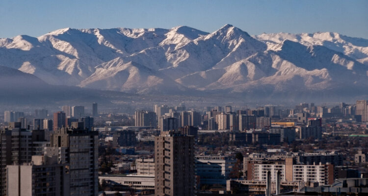 Análisis destaca que la venta de viviendas en la RM registró su mayor alza desde octubre de 2021