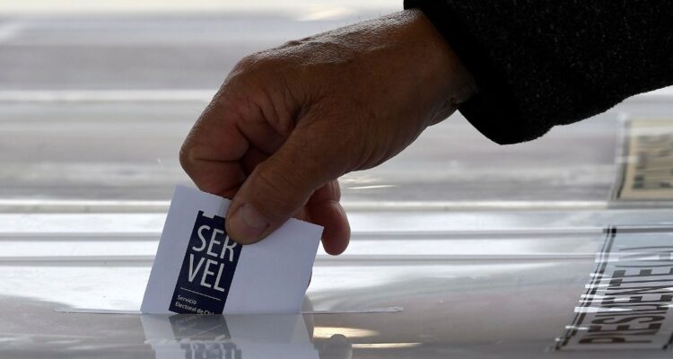 68% rechaza voto obligatorio para extranjeros con más de 5 años de residencia en Chile