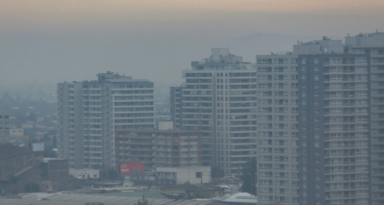 Vuelve la Alerta Ambiental a Santiago por mala calidad del aire: revisa restricciones para este martes