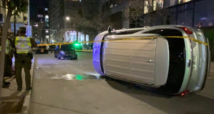 Reportan accidente en centro de Santiago: choque con taxi deja a un auto volcado