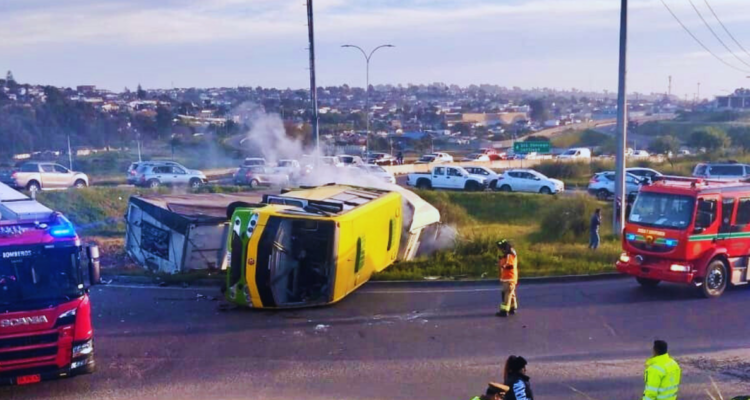 Tres personas lesionadas tras accidente de alto tonelaje en San Antonio: cierran ramal de salida