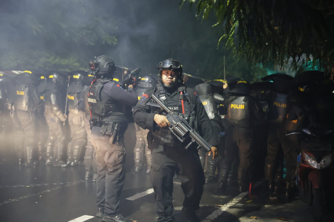 Reportan 10 muertos en protestas por aumento de sueldos de diputados en Indonesia: habría 20 desaparecidos
