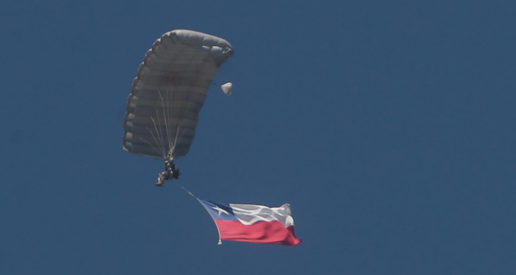 VIDEO | 21 paracaidistas dieron inicio a la Parada Militar 2025: contó con inédito salto de una mujer
