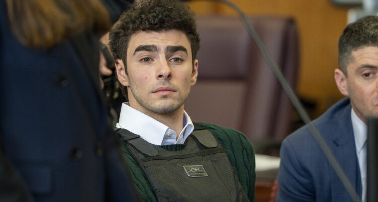 Desestiman cargos de terrorismo contra Luigi Mangione: juez argumentó que pruebas fueron insuficientes