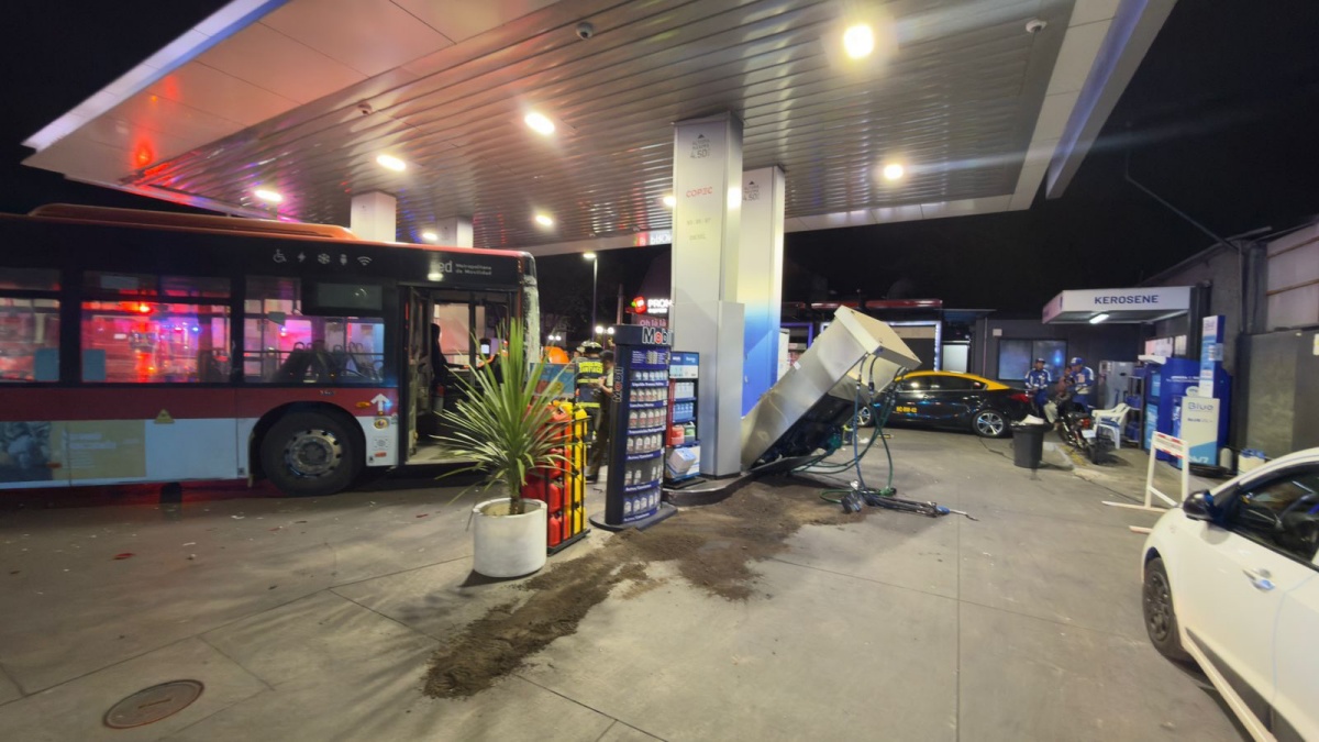 Muere segundo delincuente que colisionó bus RED y terminó dentro de servicentro en Providencia