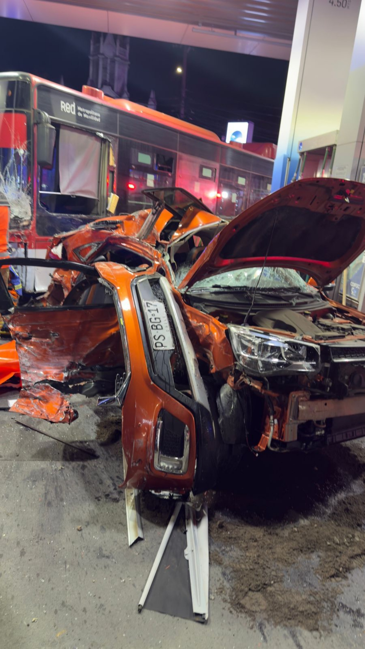 Muere segundo delincuente que colisionó bus RED y terminó dentro de servicentro en Providencia