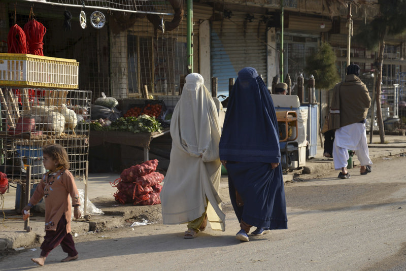Dos mujeres caminan por una calle en Kandahar, Afganistán